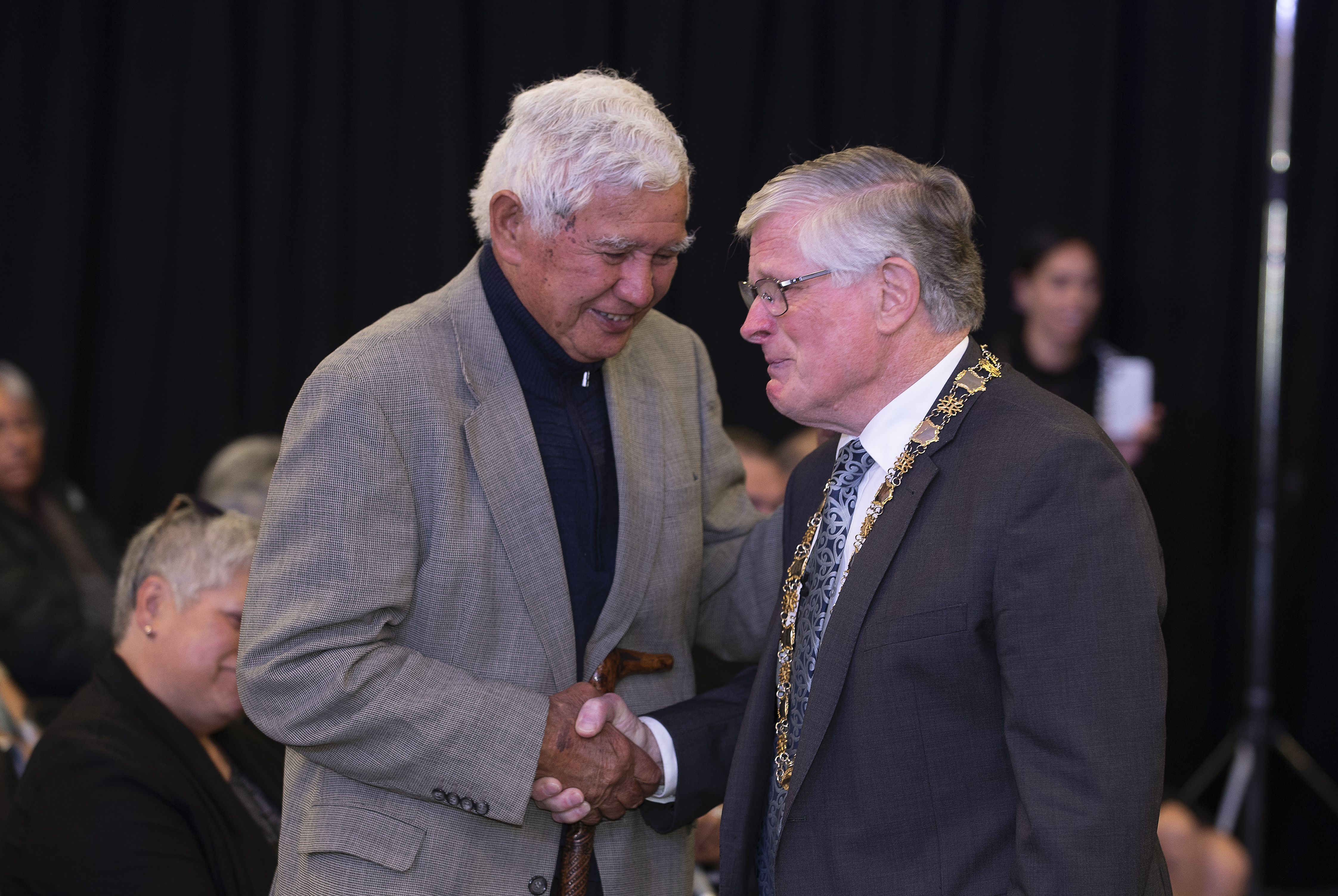 Ngai te Rangi Iwi kaumatua Hauata Palmer and Western Bay Mayor Garry Webber shake hands after Council’s unanimous decision to return Panepane Purakau to the five local hapū.
